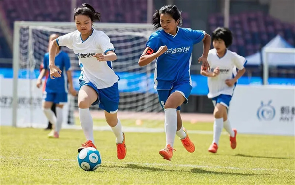 云南省足球运动员_2021云南校园足球_云南乡村小学拿省足球冠军