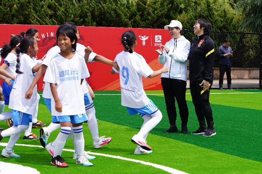 2020云南校园足球联赛_云南省足球运动员_云南乡村小学拿省足球冠军