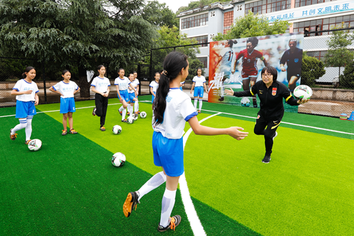 云南省足球运动员_云南乡村小学拿省足球冠军_2020云南校园足球联赛