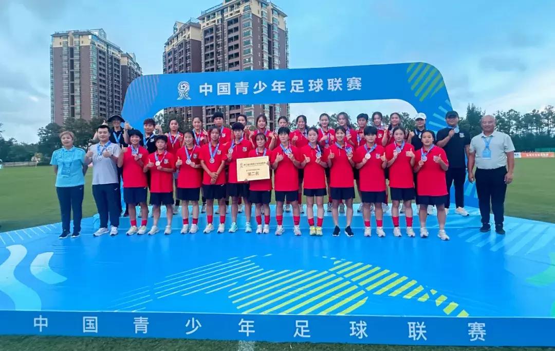 全国第三届足球冠军赛_全国足球冠军是谁_足球赛冠军全国有多少人
