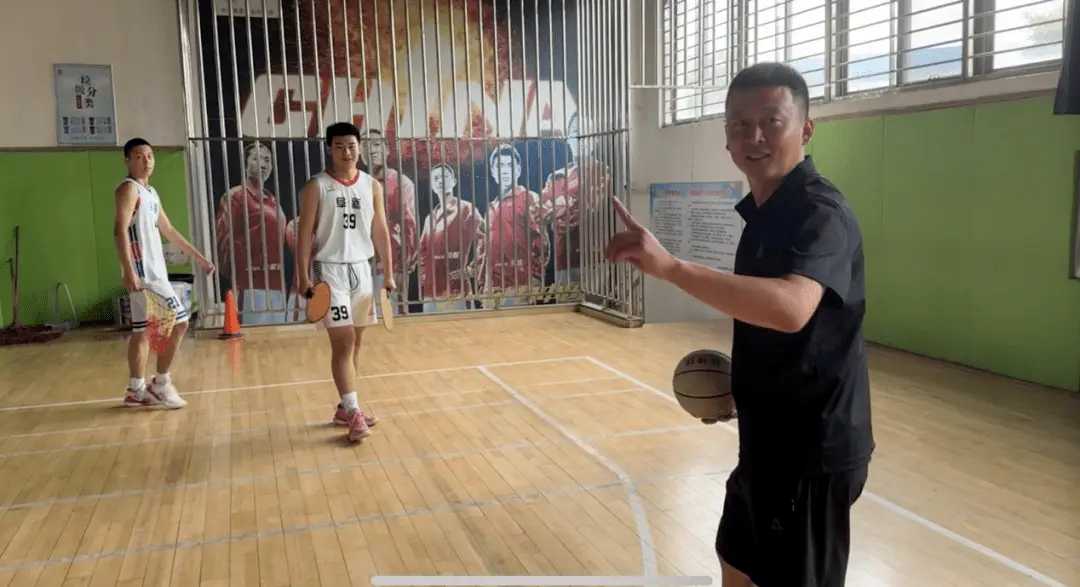 篮球小球的规则是什么_篮球什么叫小球_篮球小球什么意思