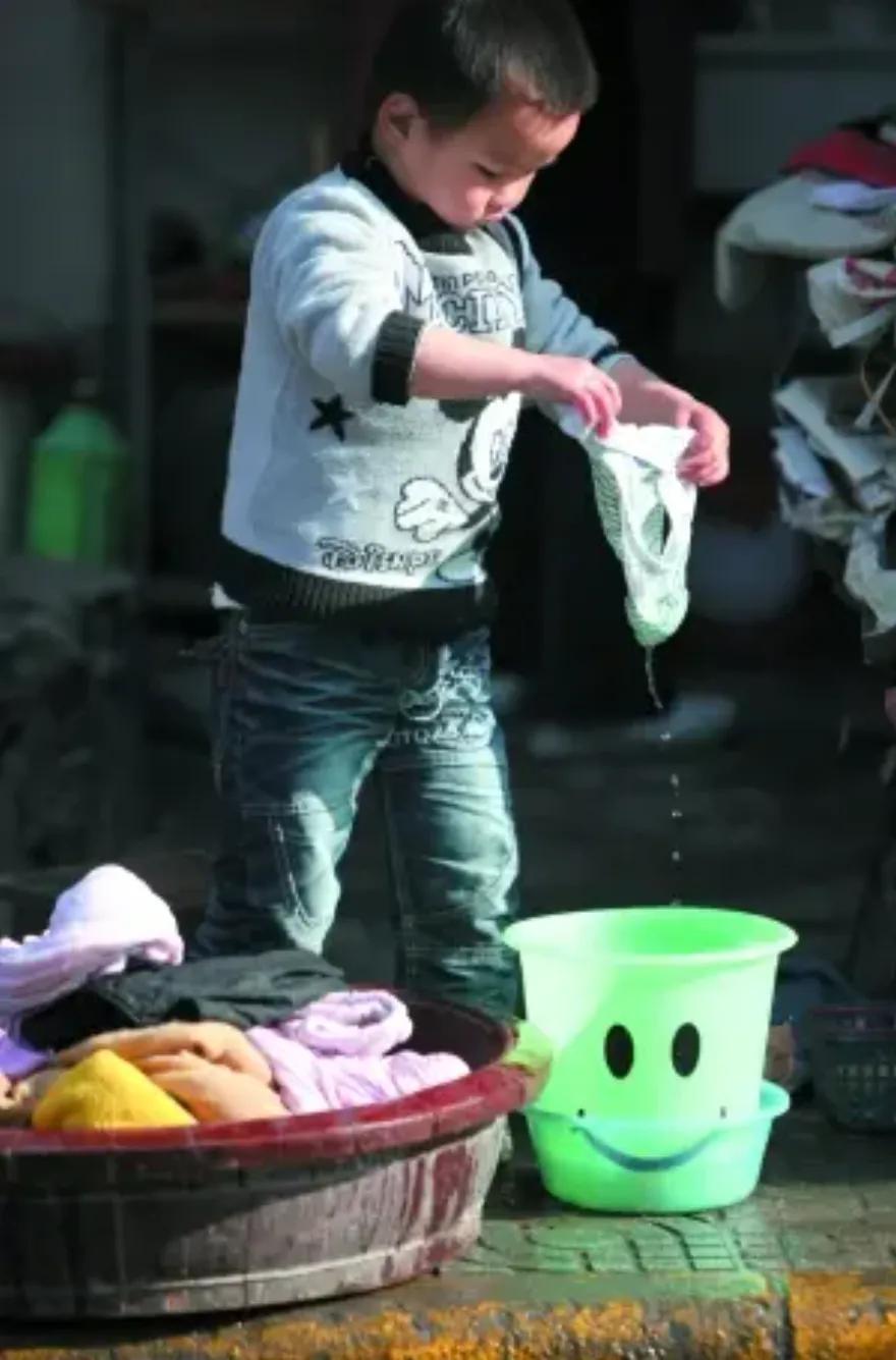 幼儿园小朋友洗菜的意义_幼儿洗菜步骤_生活小常识幼儿洗菜